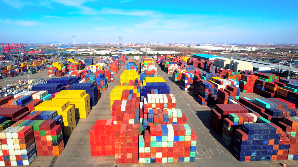 4K航拍貨運(yùn)港口碼頭集裝箱物流中心